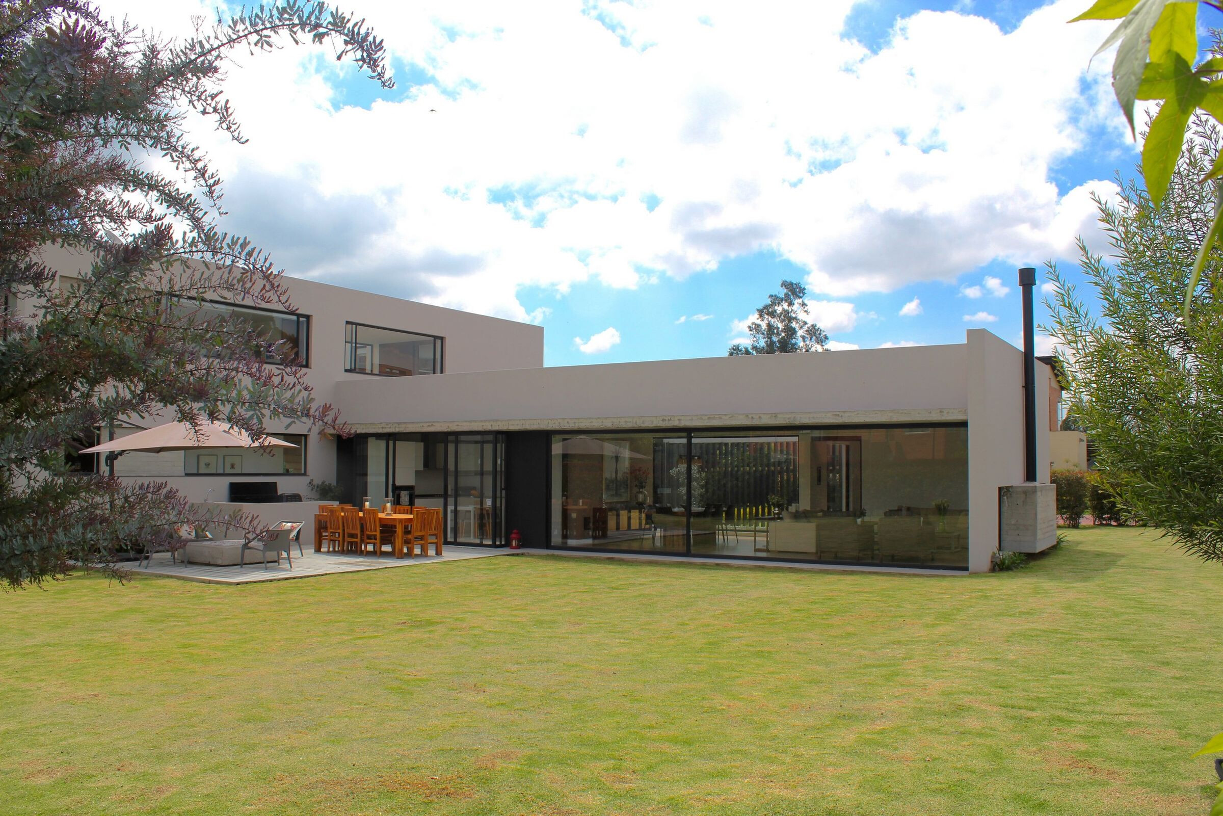 哥伦比亚 L 型别墅 · Campuzano Arquitectos 的室内外一体化设计-9