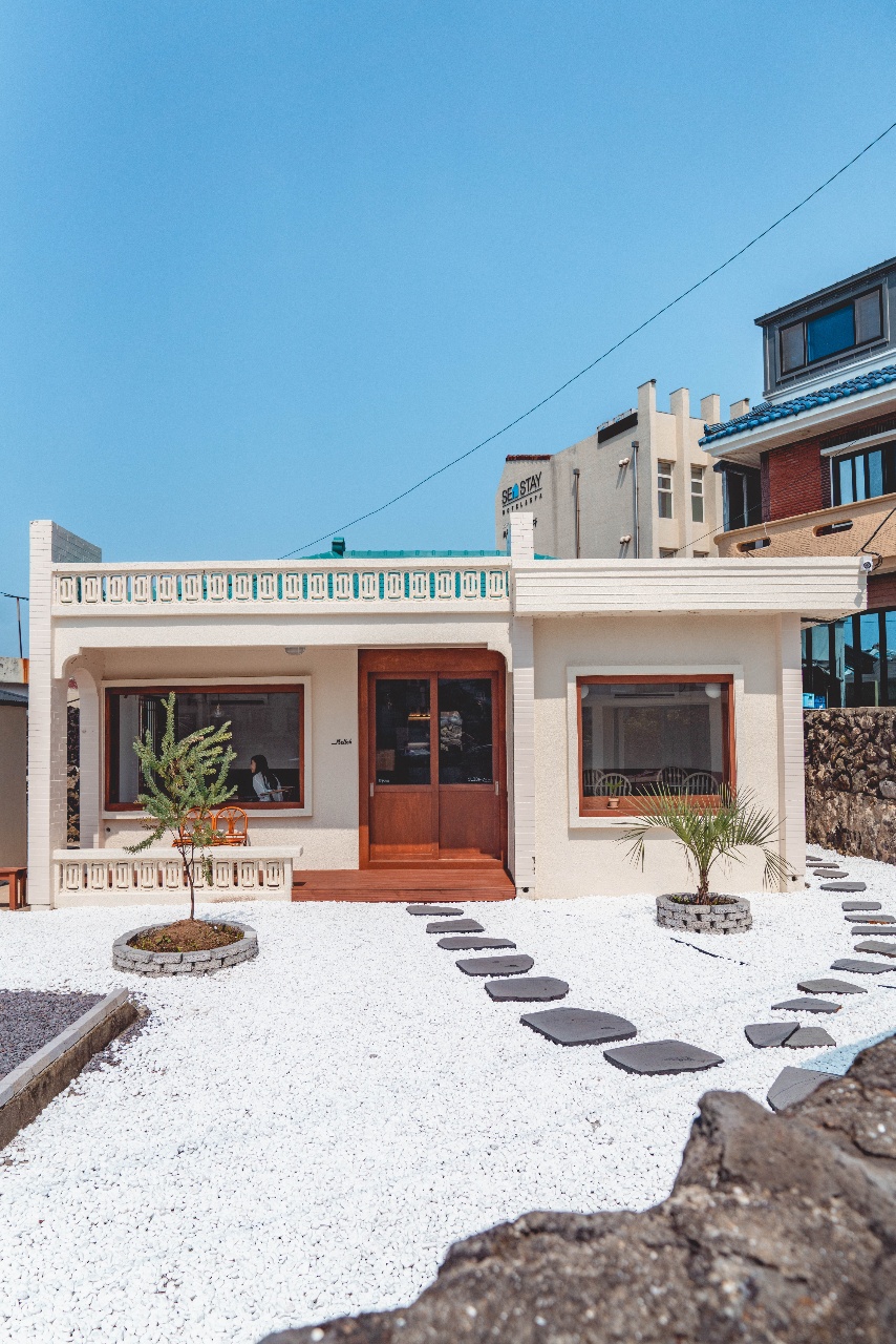 16 坪济州岛咖啡厅，舒适温馨的白色木质空间-2