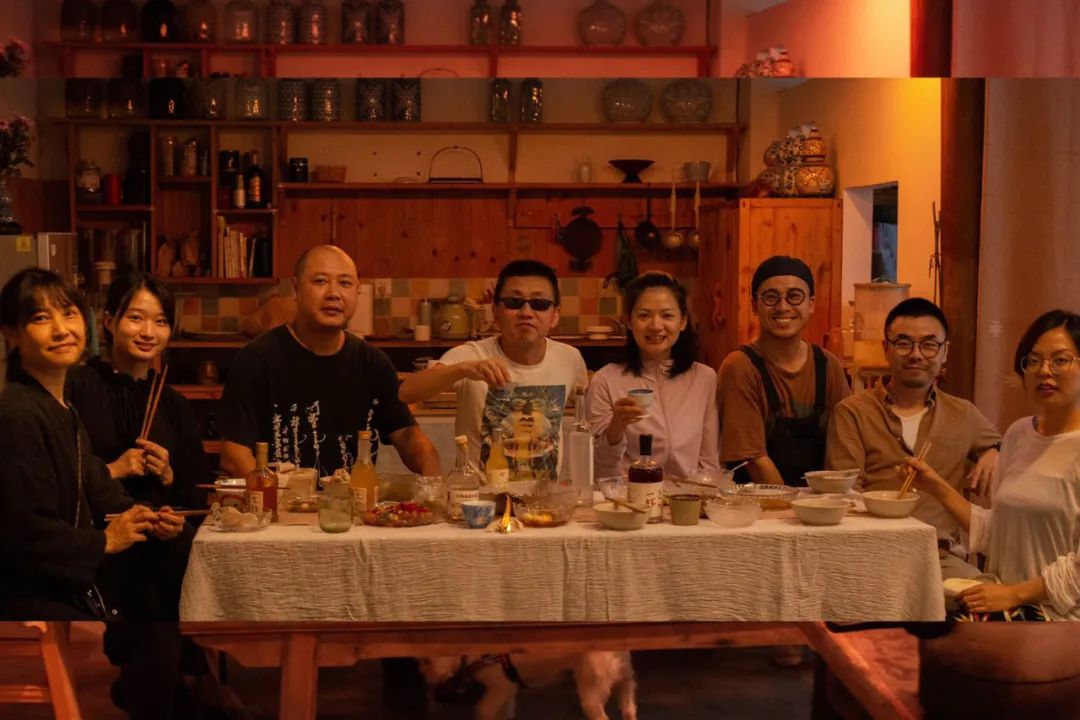 11 个陌生人同居 3 年,私生活首次曝光 | 看似佛系,实则野心勃勃-13