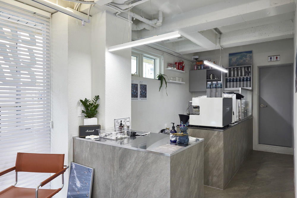 13 平卡佩特里尔的极简咖啡厅设计-6