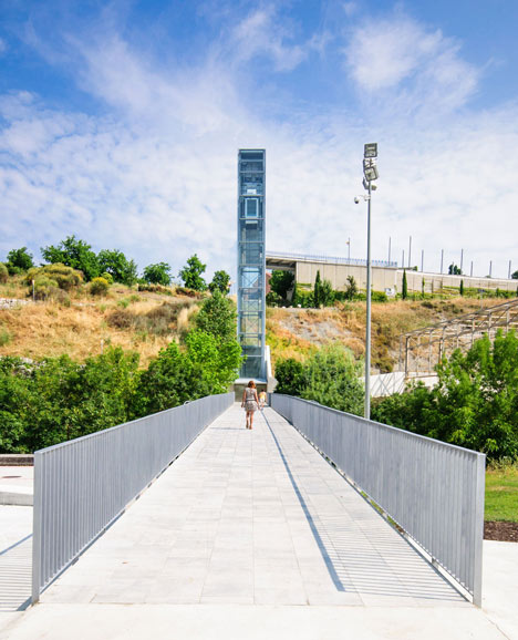 Steel-clad outdoor elevator connects the city and suburb in Pamplona-10