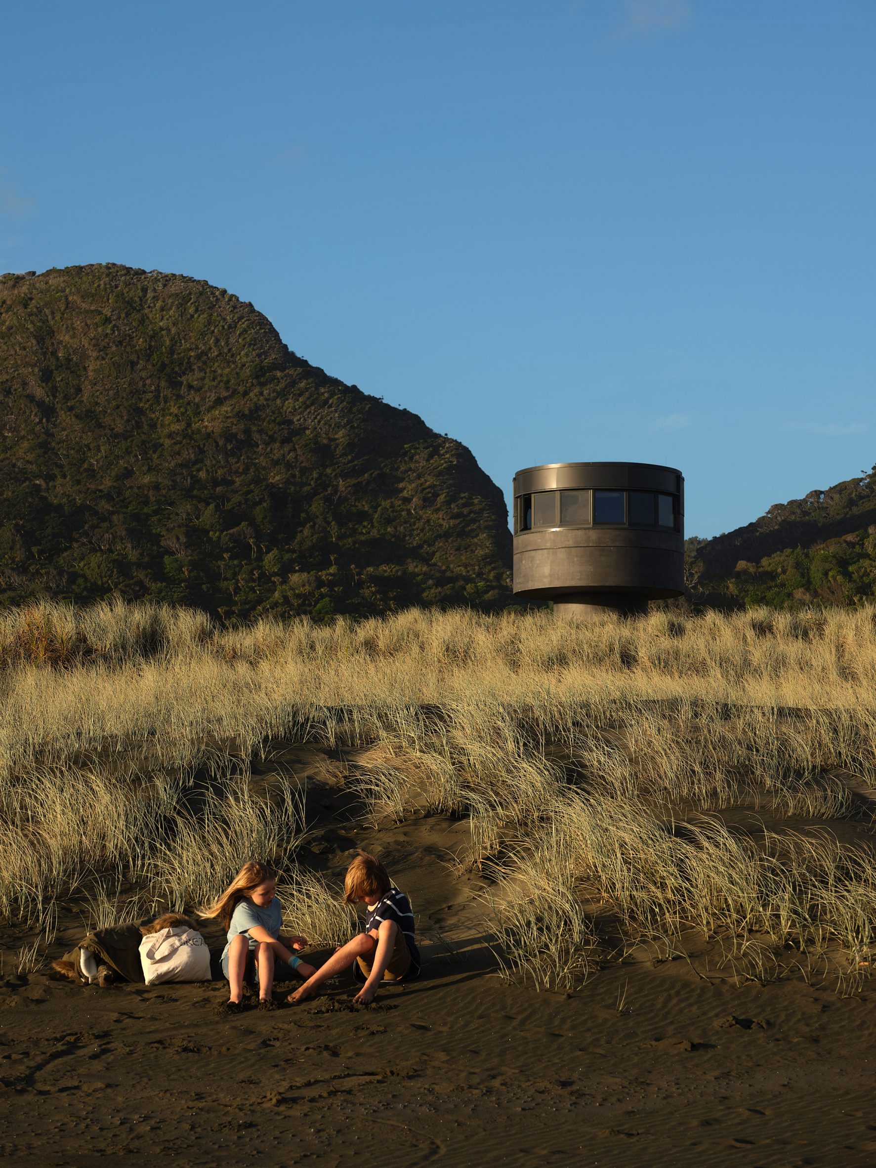 新西兰海岸神秘守护塔——Crosson Architects 的生态设计-11