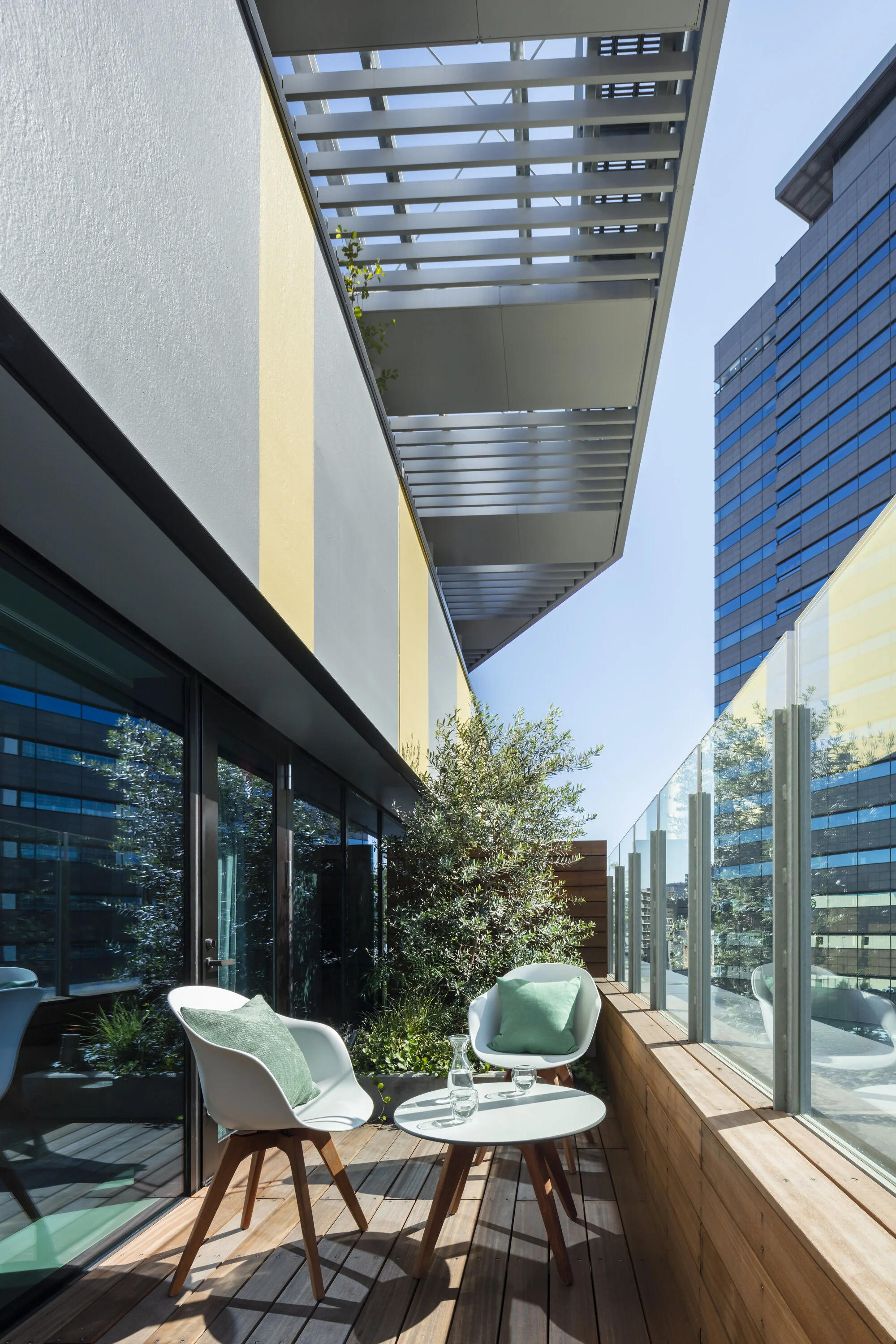 翻身酒店；如果Toggle在此处不为人熟知义项，也可能是意有所指的特定名称，可直译为托格尔酒店 但严格按你需求的唯一性来说，因缺乏语境难以得到百分百准确的答案，若可提供更多原文语境，我将给出更精准翻译 丨日本东京丨Klein Dytham architecture-26