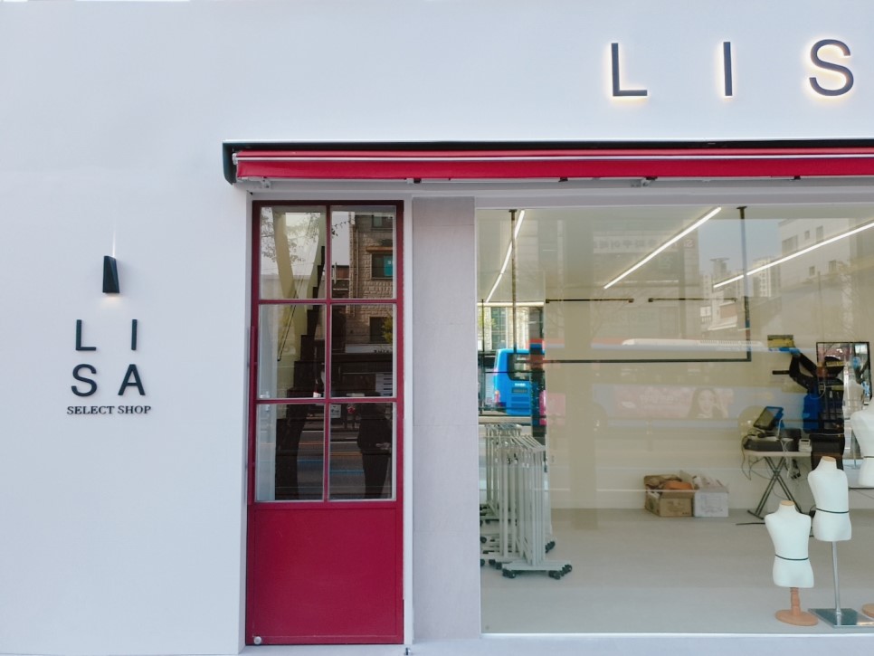 简约时尚的白色调服装店室内设计-3