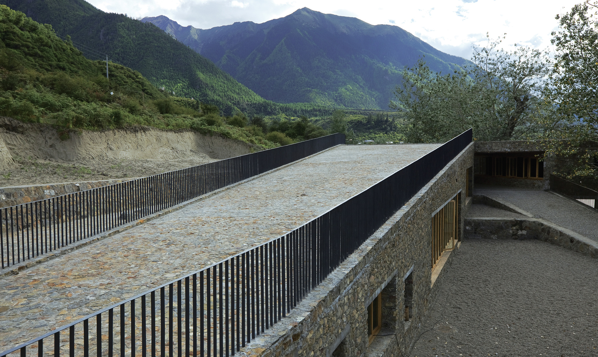 西藏雅鲁藏布江畔的船运终点站-25