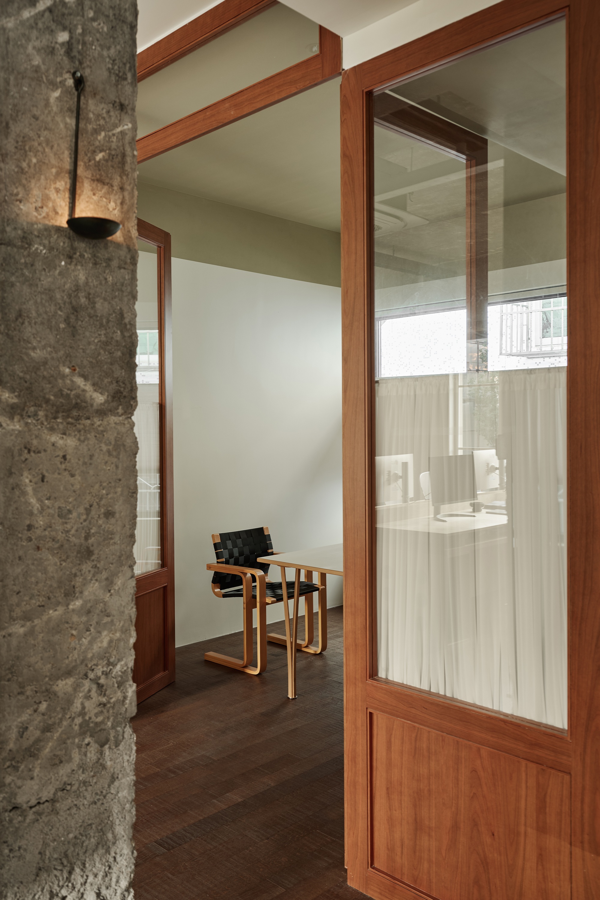 呼吸式美学:在粗粝与诗意间自由生长的空间叙事丨山与空间设计-22