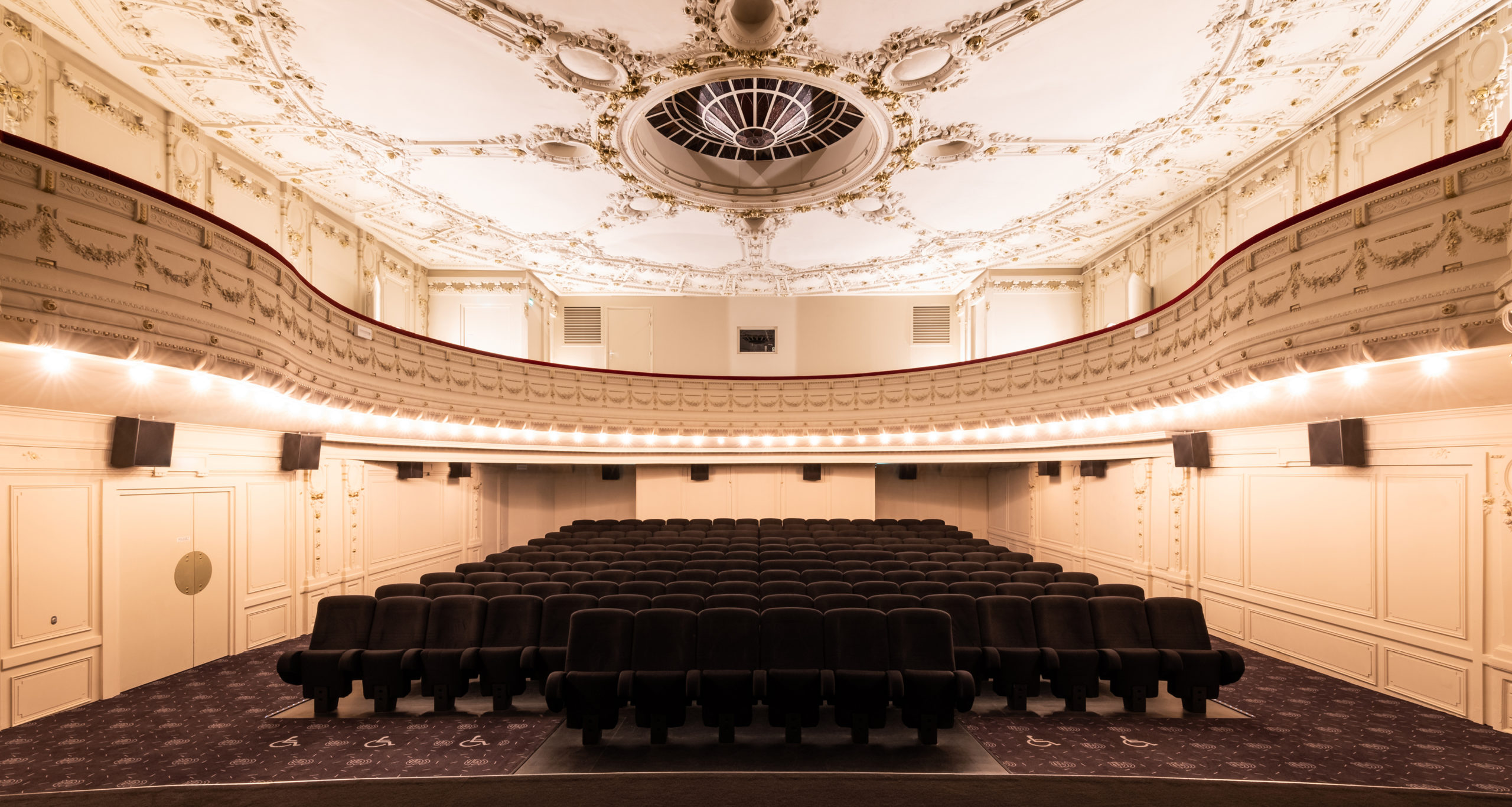 卡尔卡松  CGR 古罗马竞技场影城（注：CGR可能是某个影院连锁品牌名，古罗马竞技场对应LE COLISÉE，这里按常见情况假设是影院名来翻译，若有更具体背景可调整） 丨ABP Architectes-9