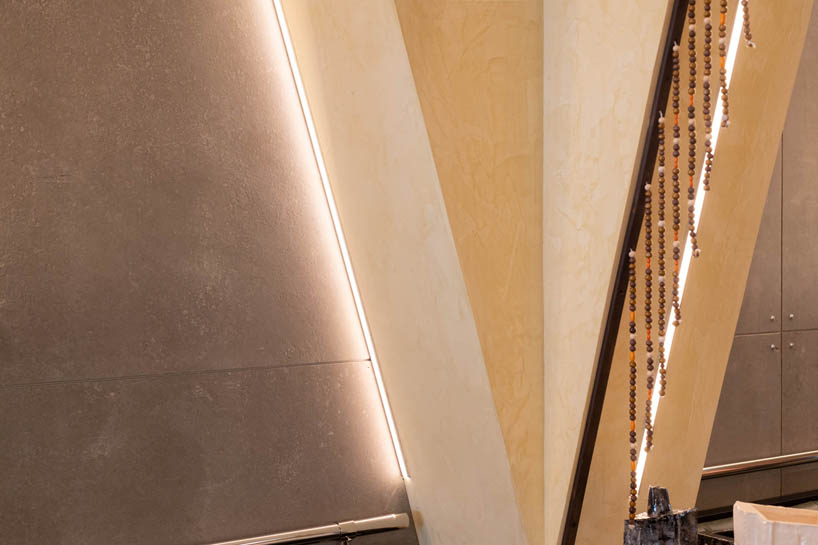 Madrid's Claroscuro Restaurant |  A Brutalist Oasis of Mirrors and Marbles-9