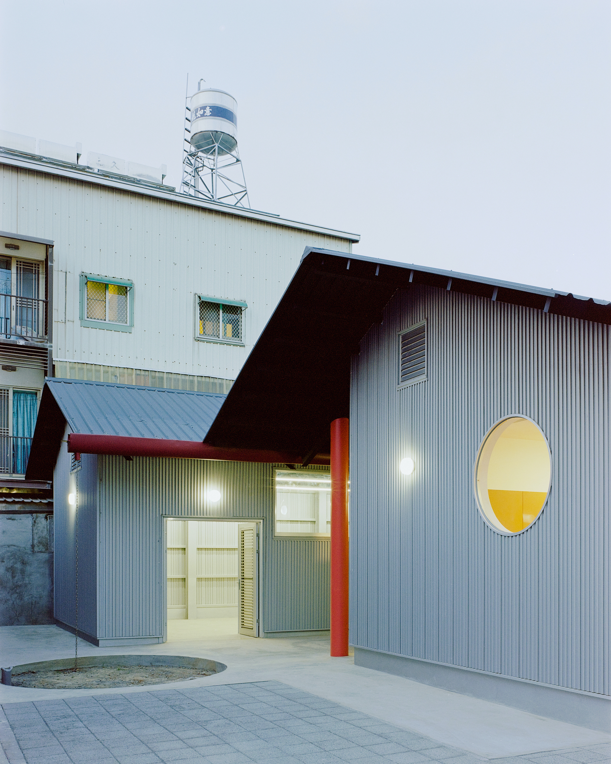 Double Roof House / Studio Tngtetshiu-26