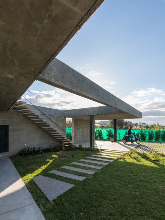 阿根廷科尔多瓦阳光住宅,融入自然的现代设计-15