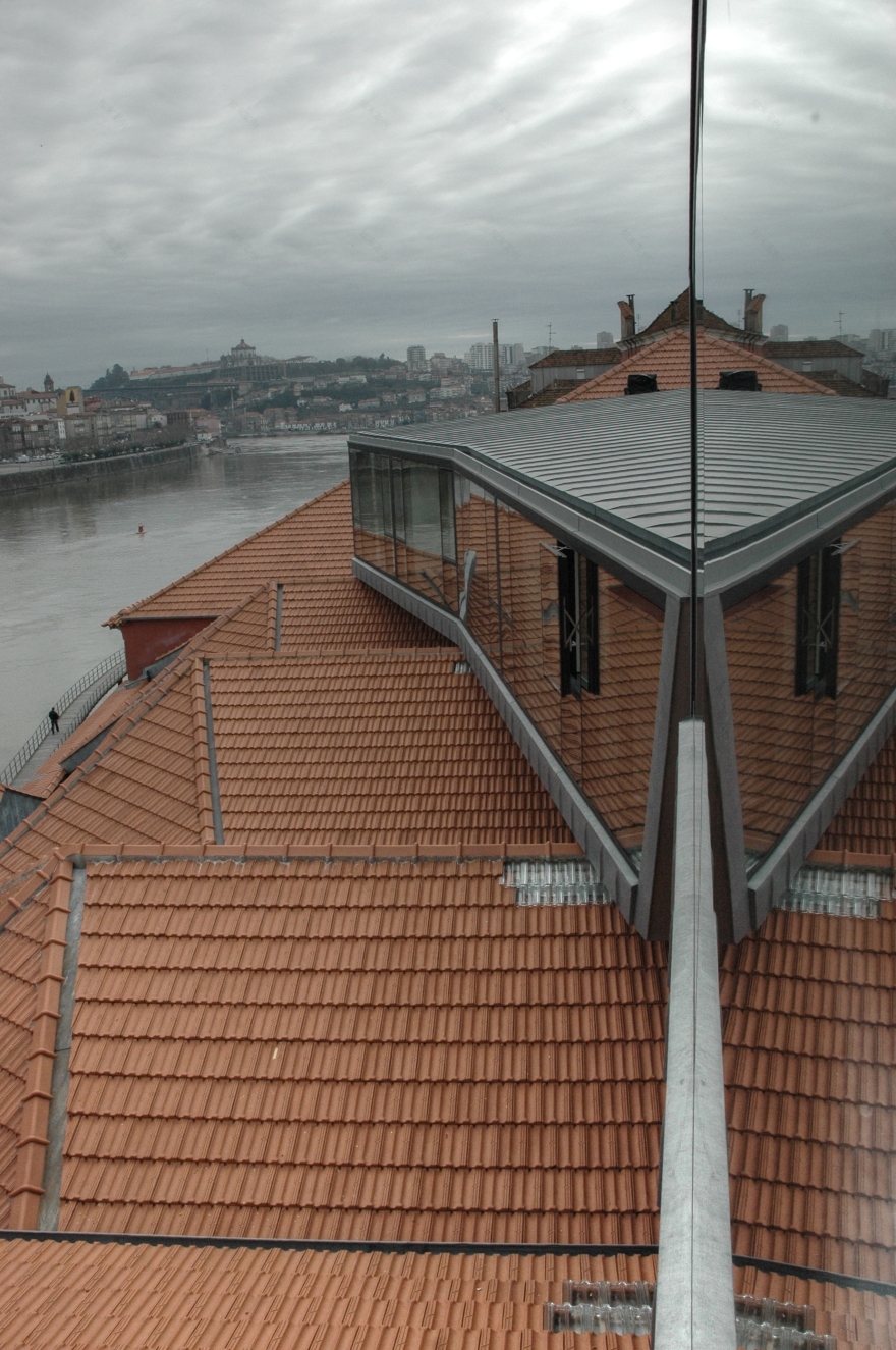 波尔图河畔的复古建筑重生-29