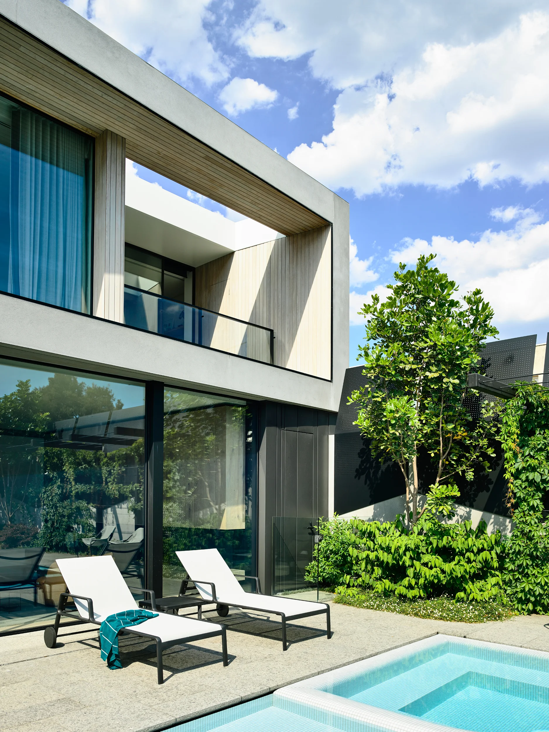 埃尔伍德庄园（注：HOUSE翻译为庄园较常见，但如果结合特定语境有其他更合适译法则可能不同，此处在无更多背景下按常见译法处理） -9