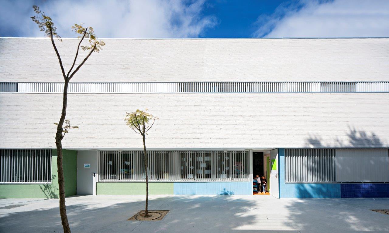 Indira Gandhi Public School · 融入地形的教育建筑-34