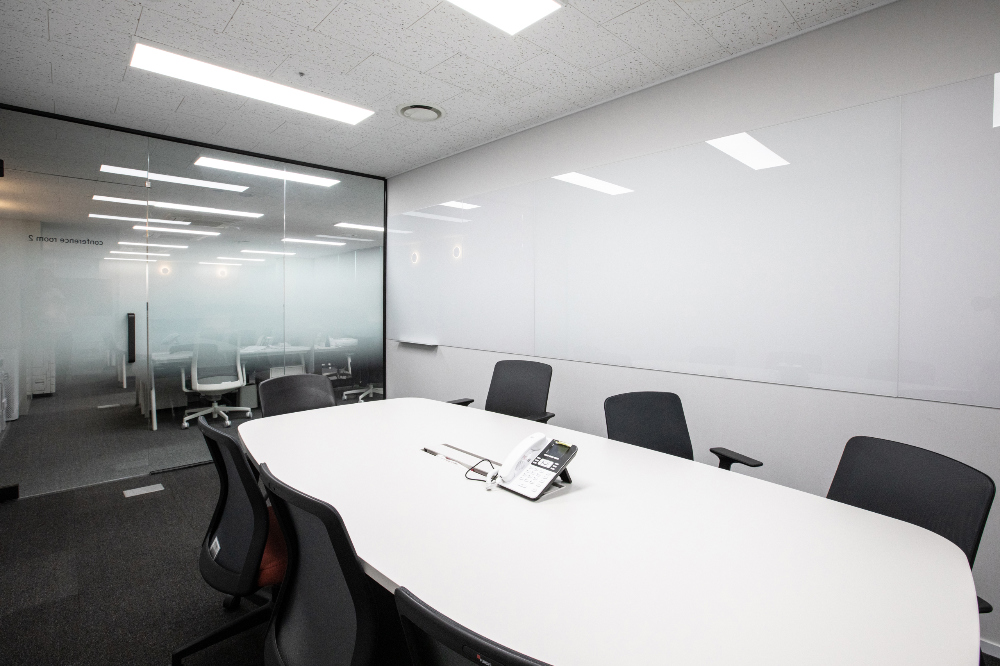 白色与木色的极简奢华 | 100 平米办公室的优雅内饰-14