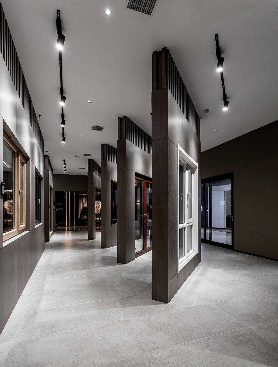 实景新作 / 商业空间 /400㎡系统门窗店，拒绝繁复堆砌的店面空间形式表现-37