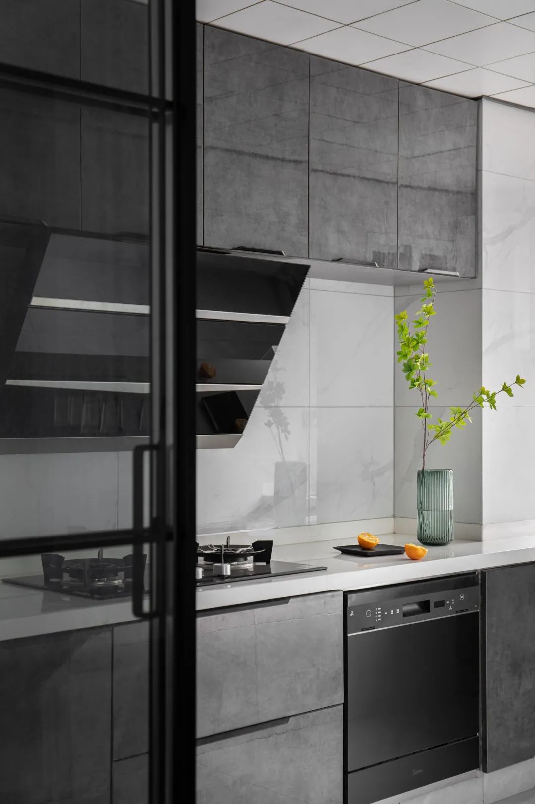 重庆融创春晖十里雍和府 | 黑白灰里的现代简约温情-29