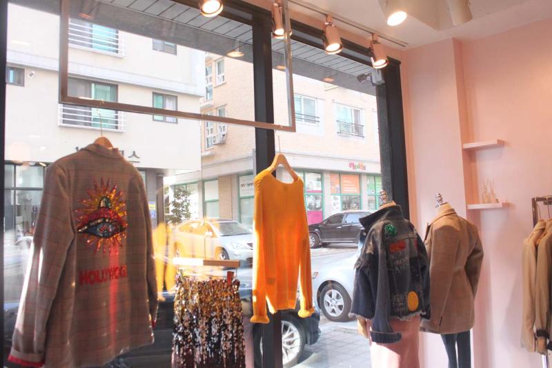 简约时尚的粉金服装店设计-12