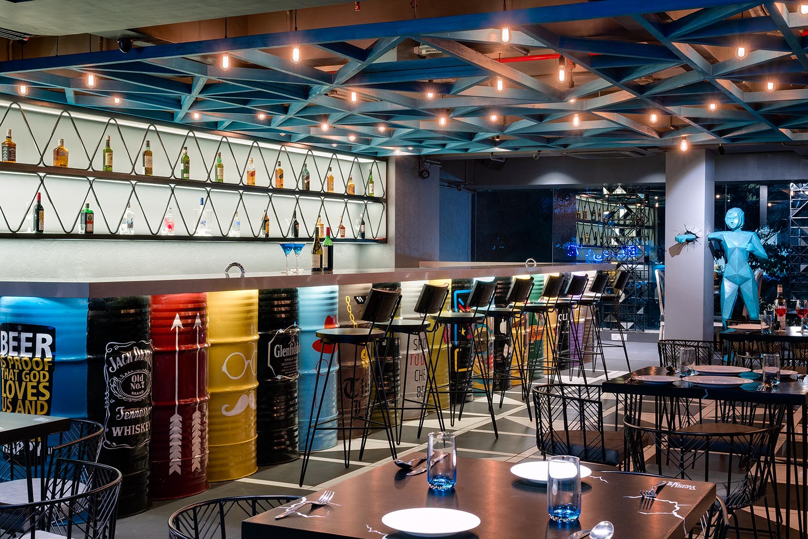 破壁而出 · 废旧材料打造的创意餐厅-7