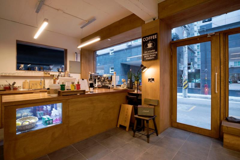 极简纯白木质风，12 平米小咖啡馆设计-2