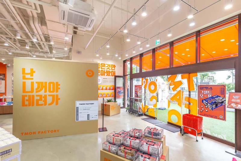 90 平米的购物商场，以品牌颜色为主题的室内设计-23