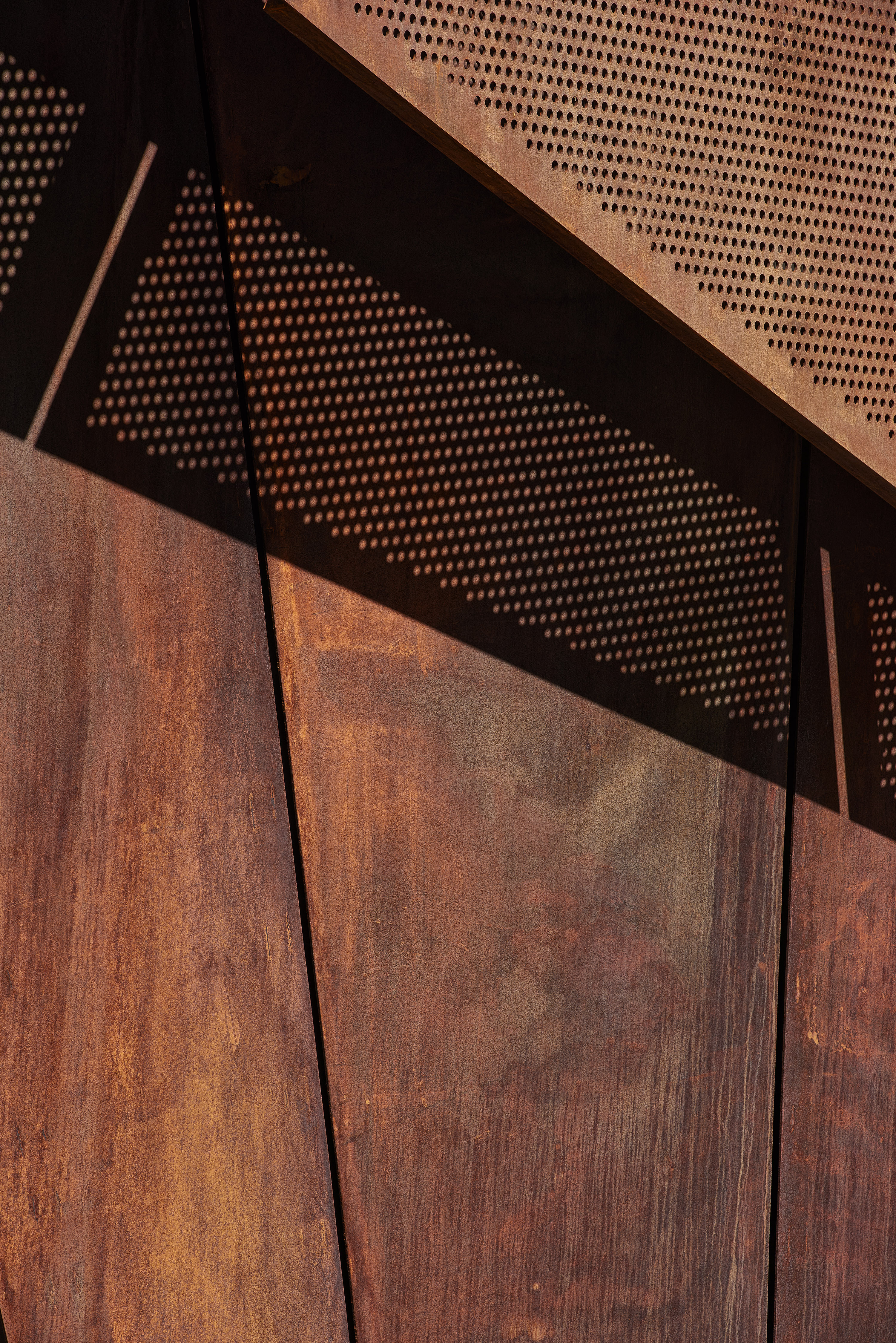 Corten Ribbon | Walnut Creek 的锈色钢铁艺术入口-12