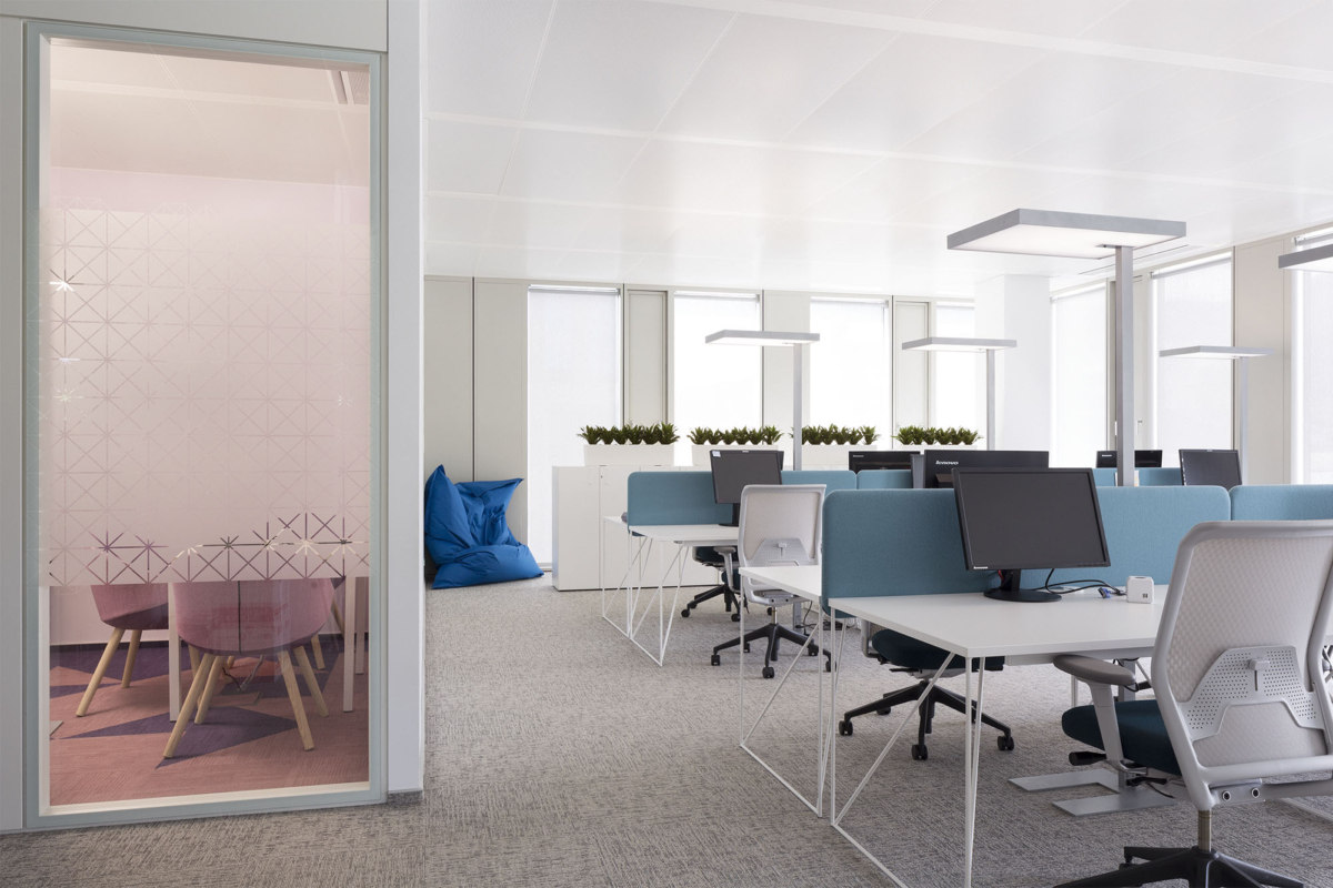 神秘制药公司在保加利亚的活力办公空间-7