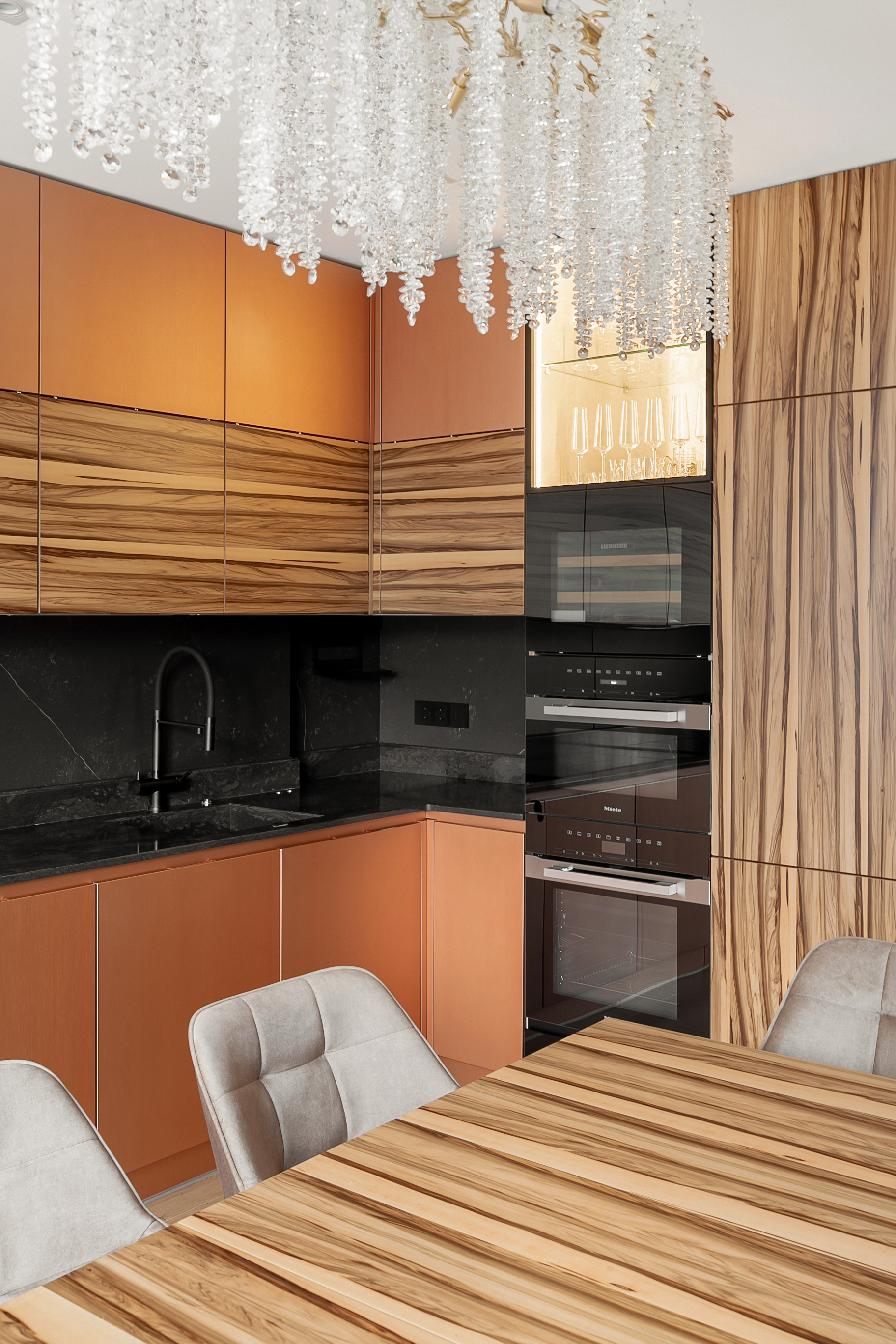 铜质厨房；铜器厨房（注：这里铜质厨房指厨房的部分设施如厨具、装饰等是铜质的；铜器厨房强调厨房中有较多铜制器具，具体需结合语境判断更合适的表达，若严格按要求只能取其一，这里选前者）
铜质厨房丨Anna Kiraidt,Maria Yukina-3