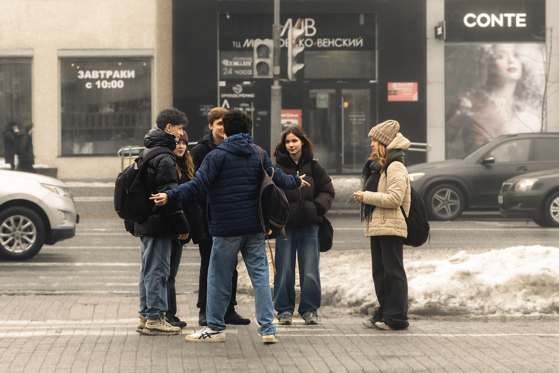 Возле пешеходного перехода. Near a pedestrian crossing.-1