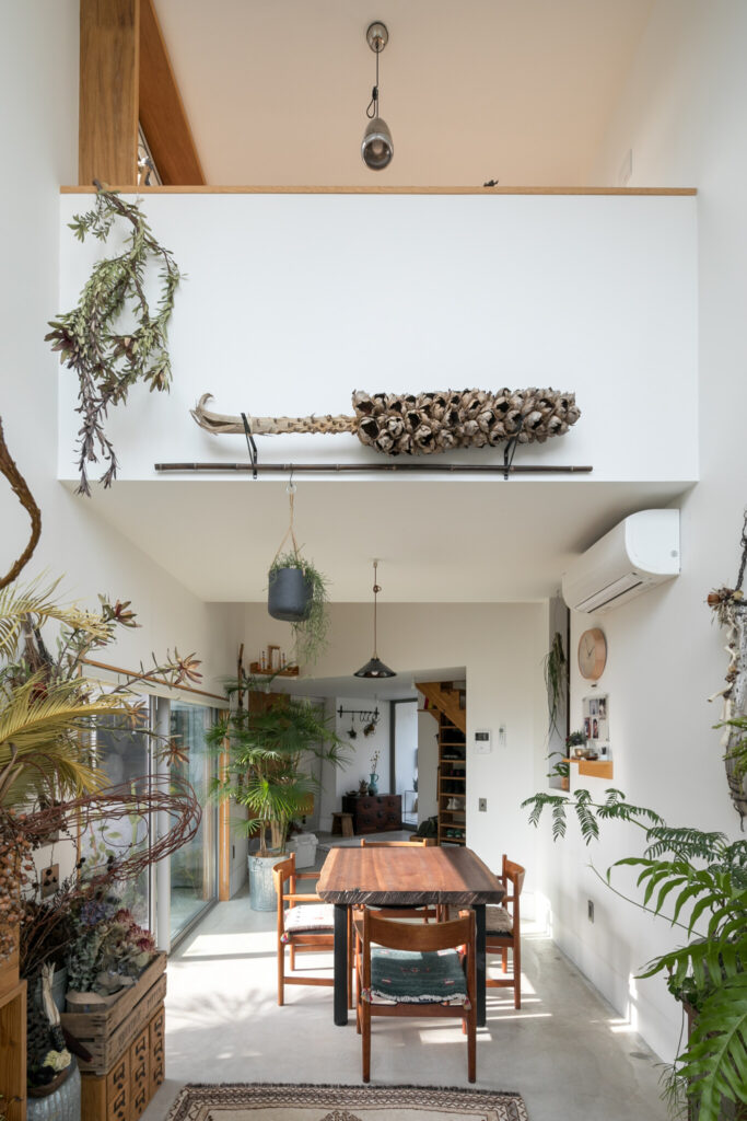 高台から緑豊かな公園を望む　緑の専門家夫妻が建てた 星型の実験住宅 | Green | 100%LiFE-6