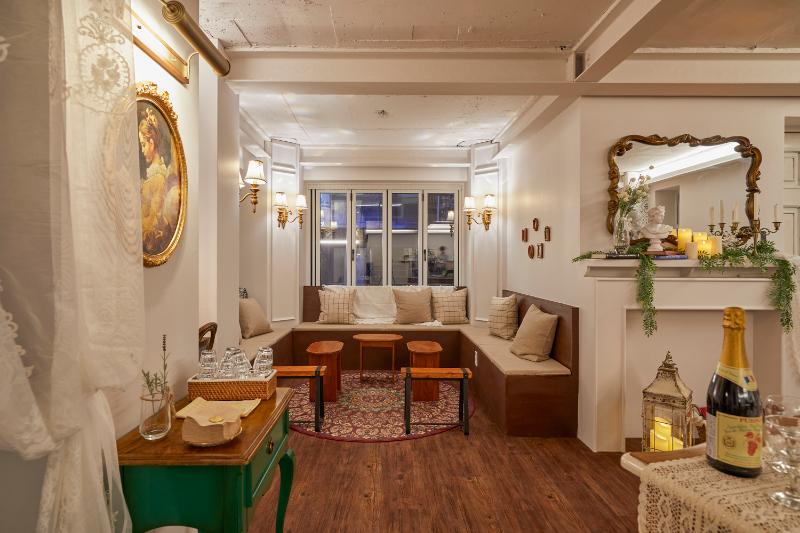 欧式风情的 21 平米咖啡厅设计-8