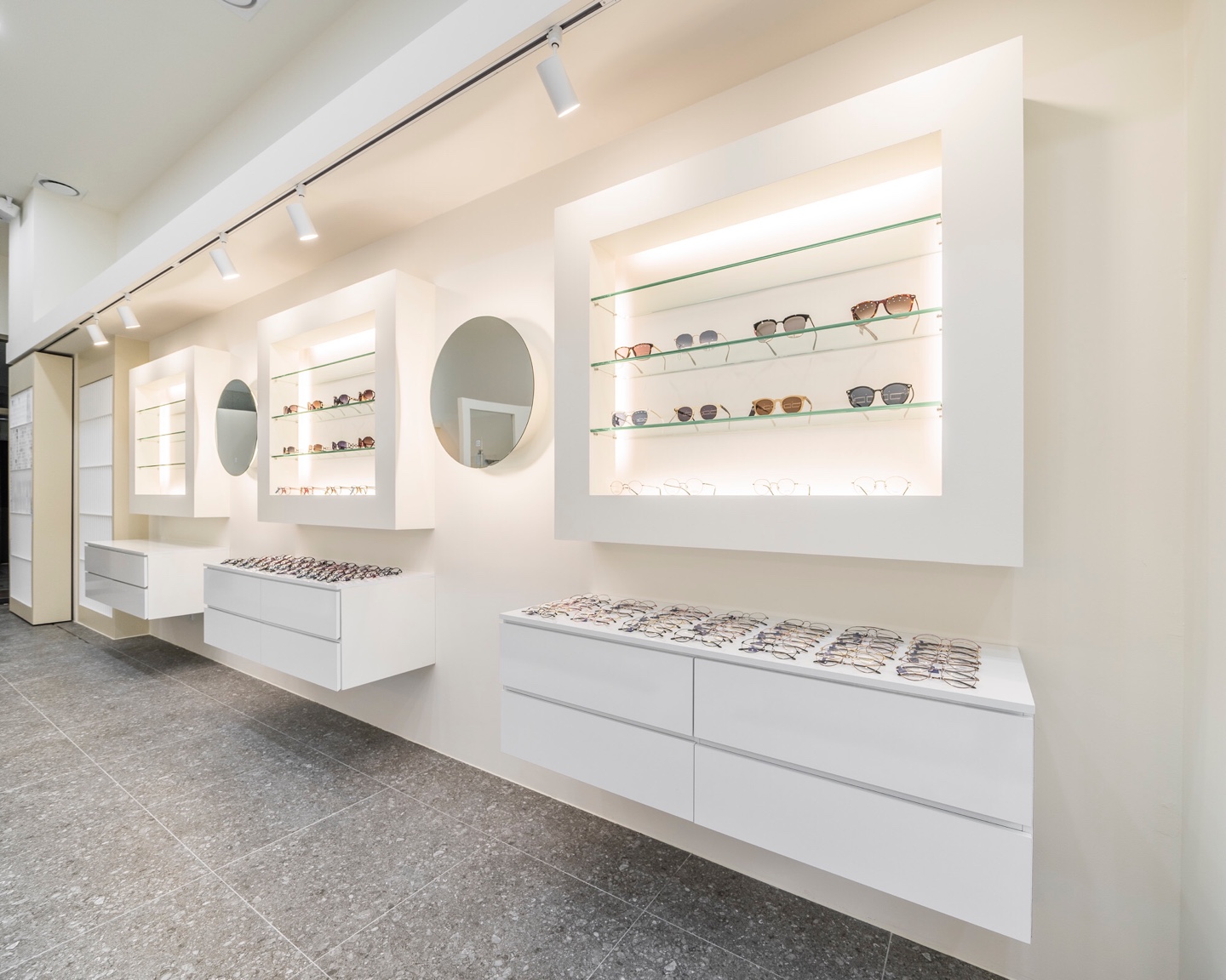 明亮优雅的 16 坪眼镜店设计-6