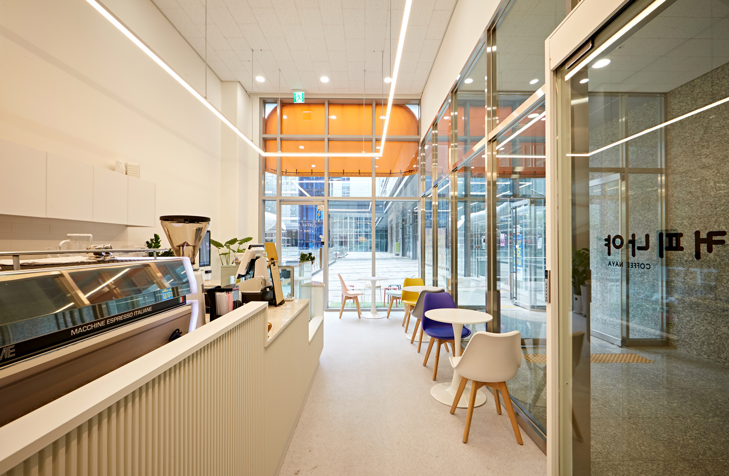 白色与木色交融，11 平小空间咖啡馆设计惊艳-7