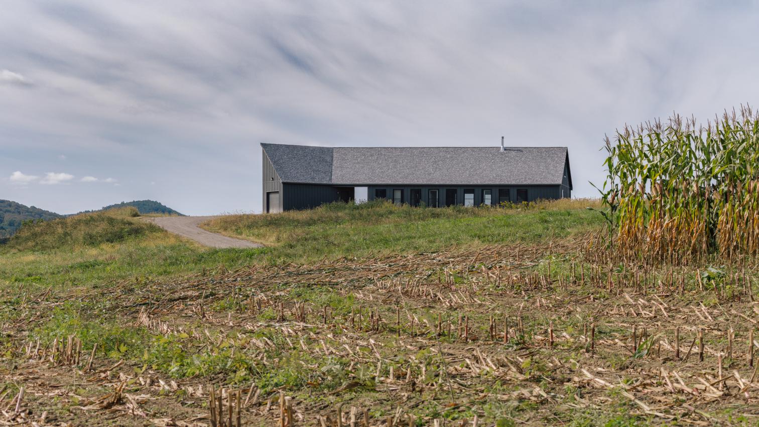 Granja Oblonga en Mill Brook Valley-4