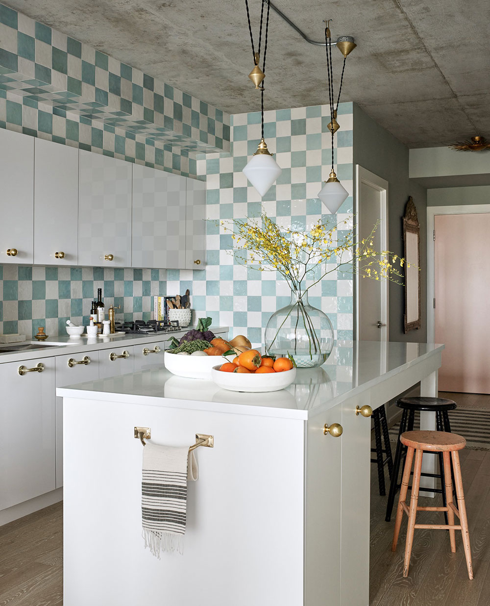 加拿大音乐家 Jann Arden 的粉色工业风公寓-6