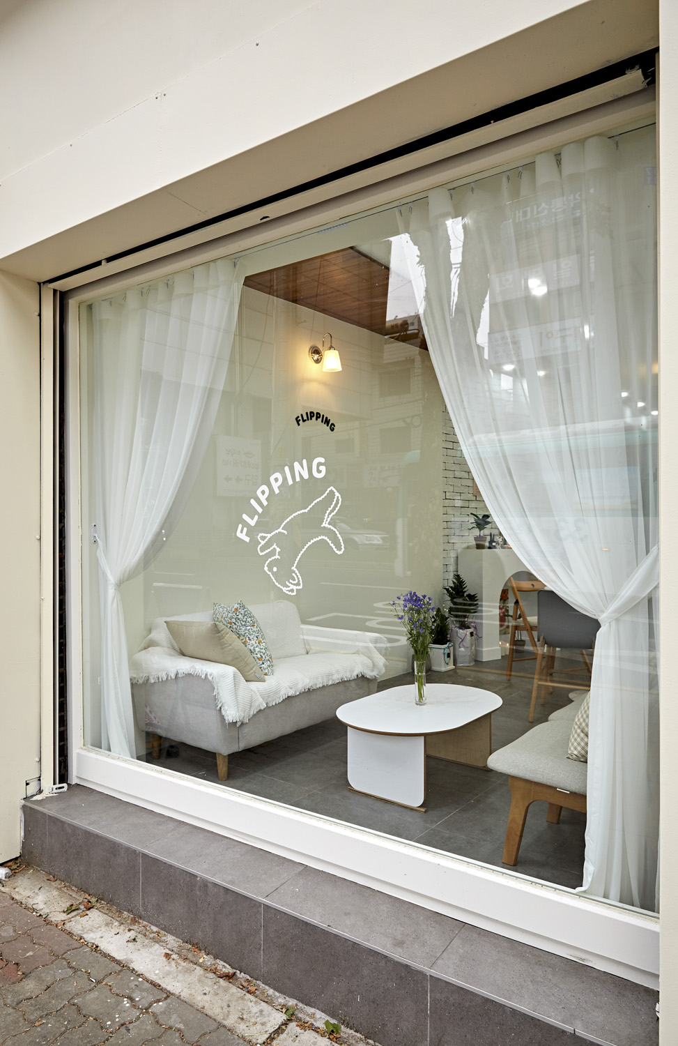 简约白调 | 10 平米咖啡厅的极简设计魅力-12