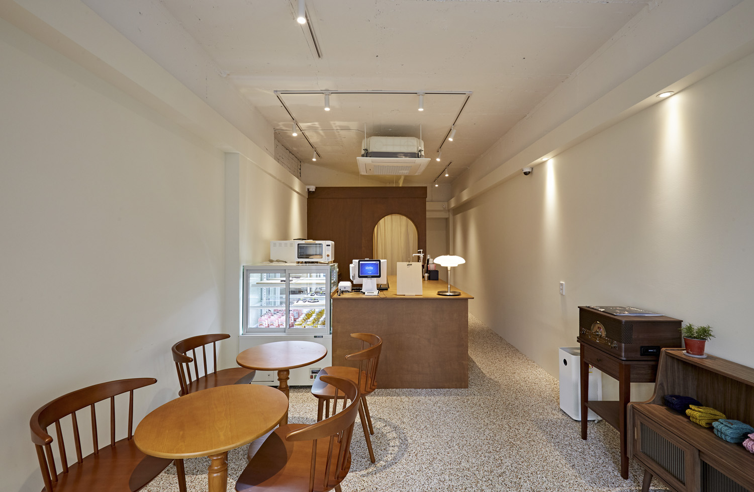 十平米简约咖啡馆，Manoah 诠释白色与木质魅力-4