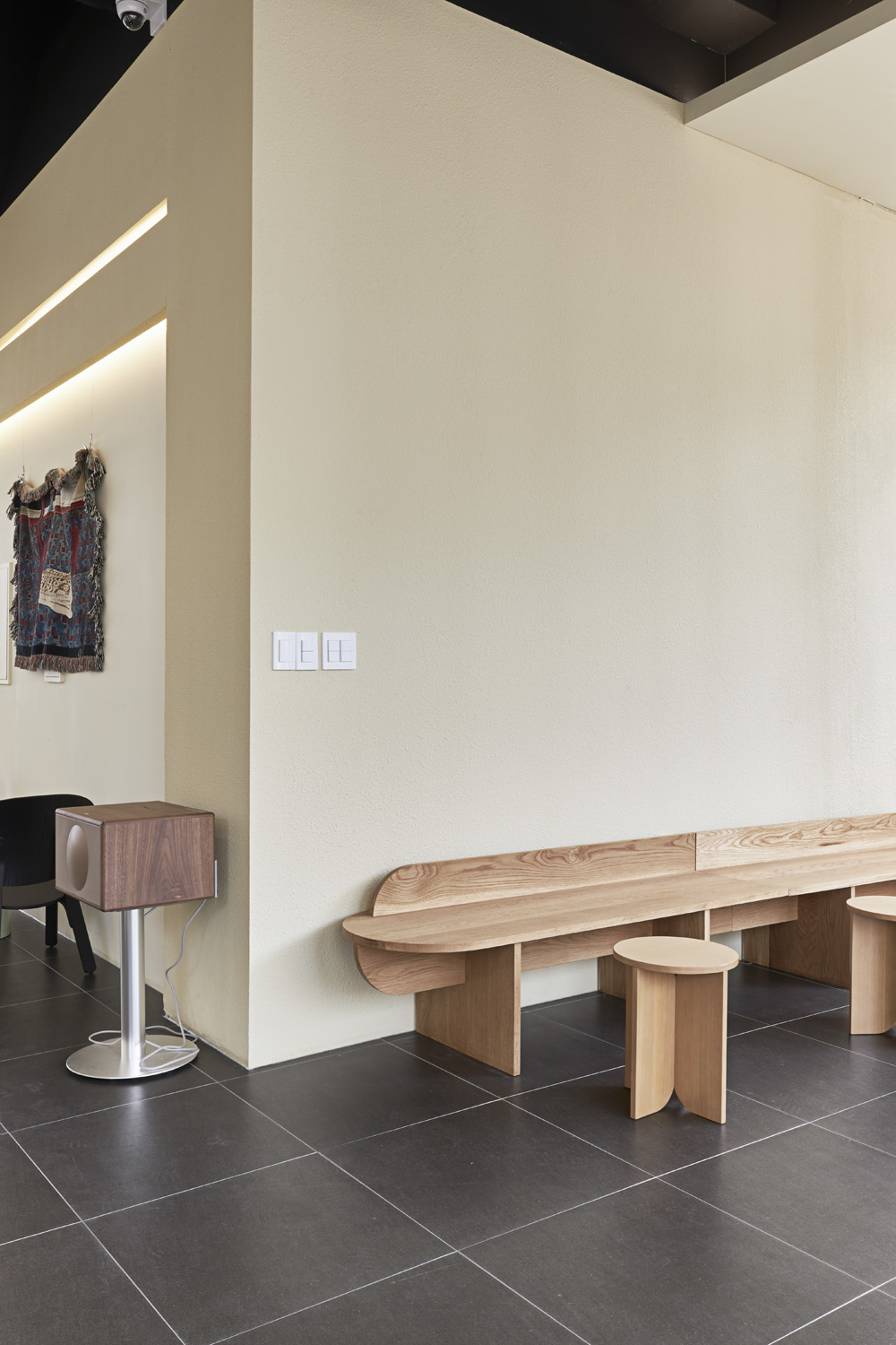 明亮的现代咖啡厅，32 平米打造舒适氛围-21