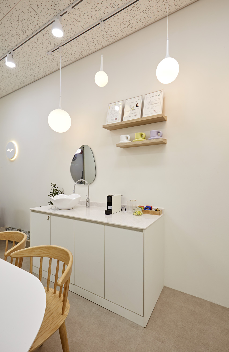 简约风格 10 坪美妆店设计案例-12