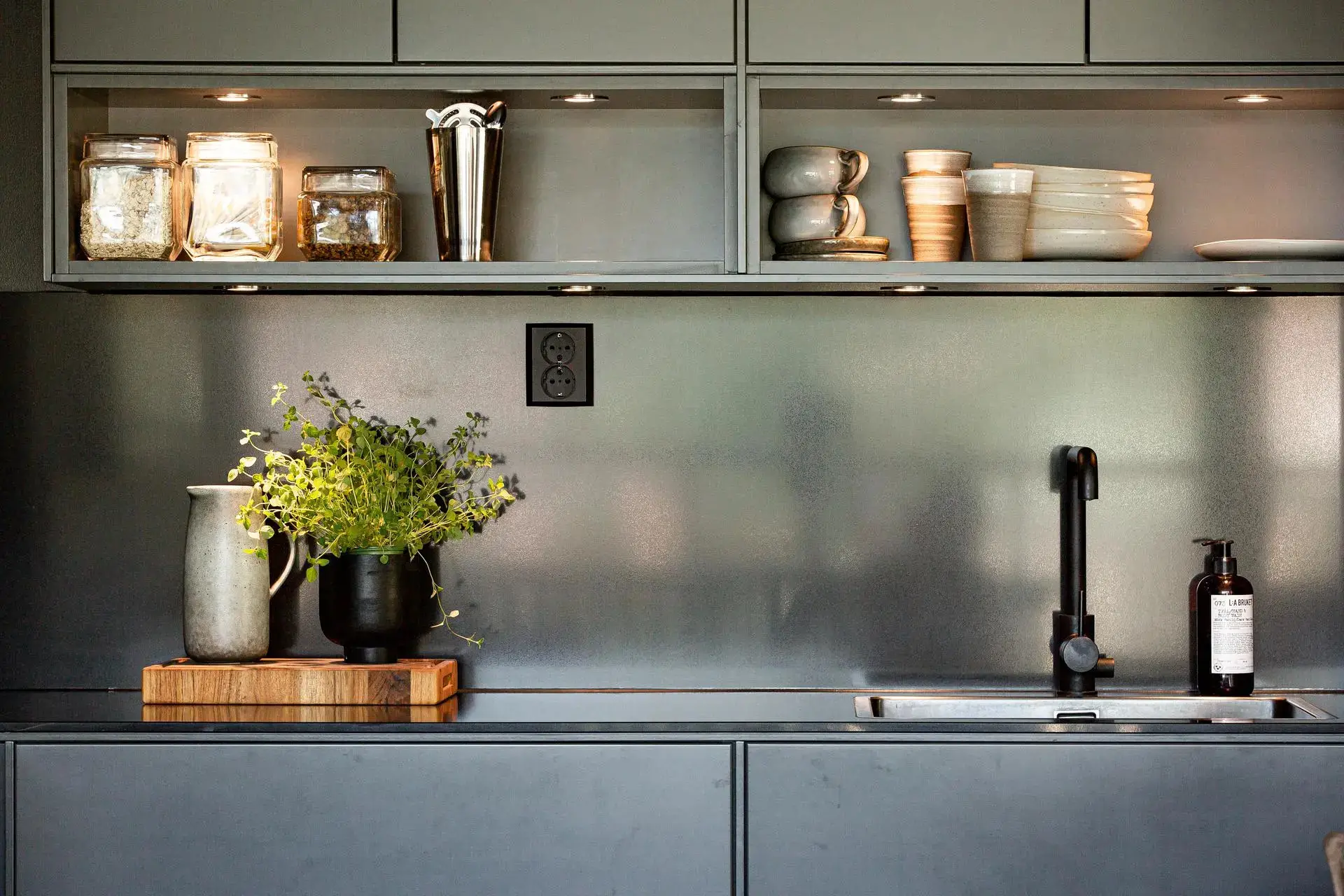 瑞典 63m2 小户型公寓的暗色调设计魅力-6