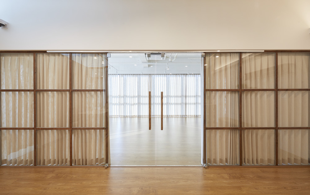 白色与木质的碰撞 | 50 平米瑜伽空间的极简设计-15