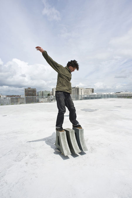 封锁银行;阻止银行(具体含义需根据语境判断,这里按照一般短语字面逻辑翻译) -13