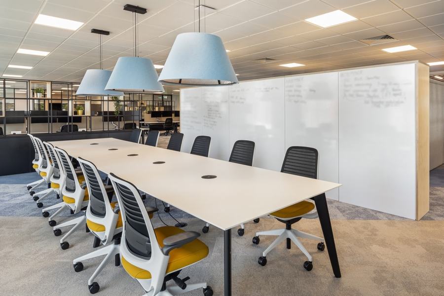 办公室采用了大胆的色彩和动态的家具解决方案 - 米尚丽零售设计网 MISUNLY- 美好品牌店铺空间发现者-11