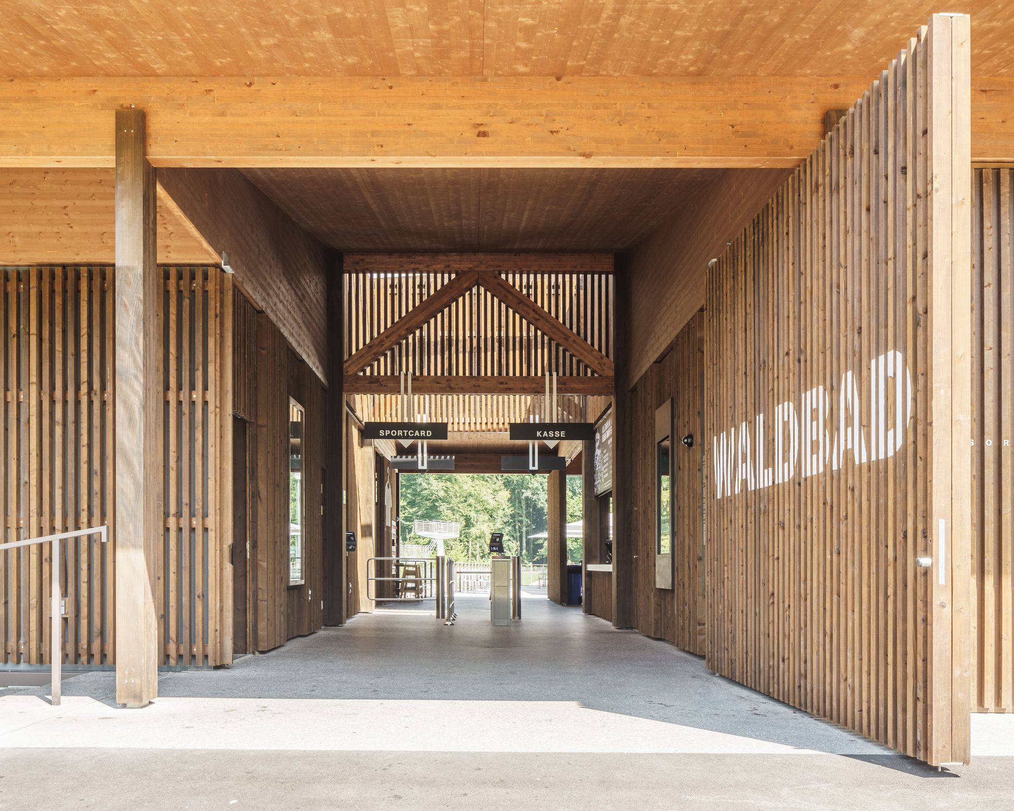 森林泳池齐默格格丨瑞士卢塞恩丨Brechbuehler Walser Architekten-19