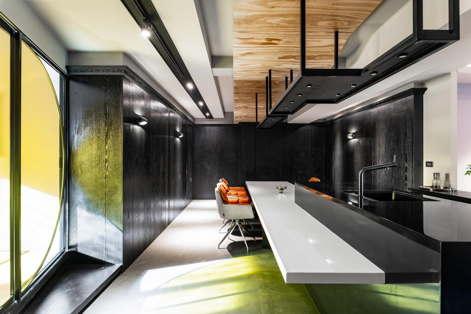 用黑色晕染出金色质感的艺术宅  麻石设计-8