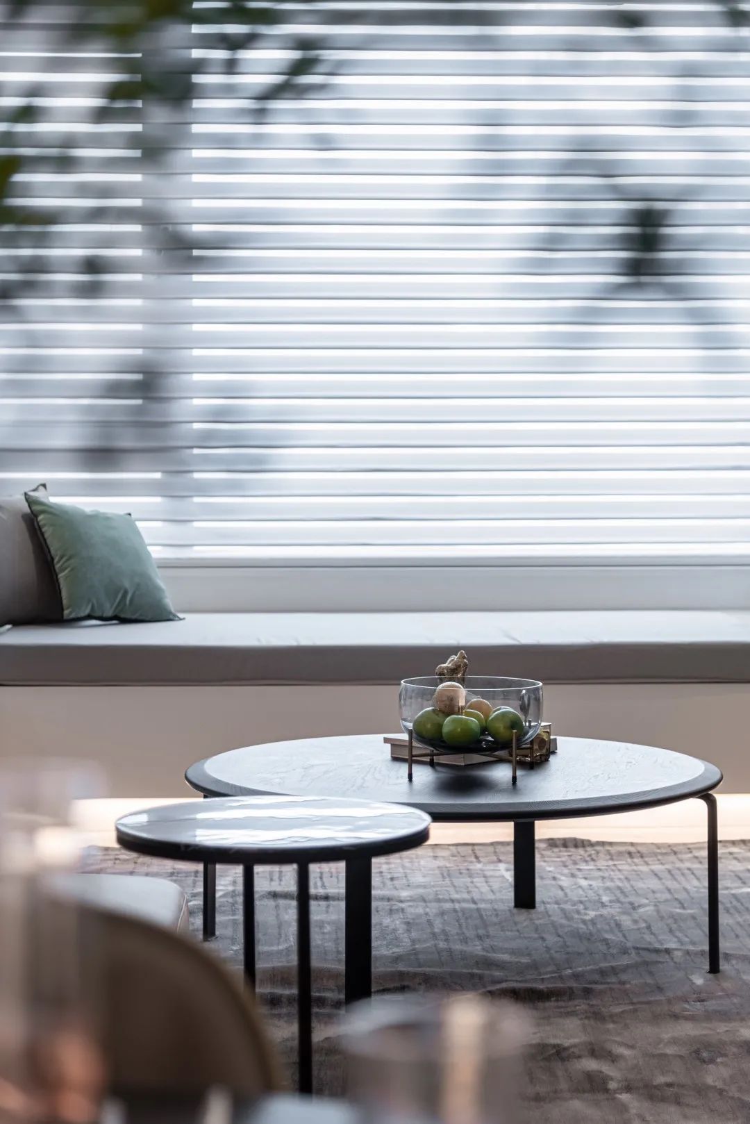 高级灰打造现代客厅的魅力-40