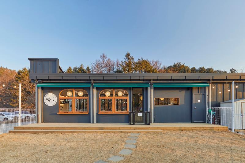 明亮温馨 60 平宠物咖啡厅设计-2