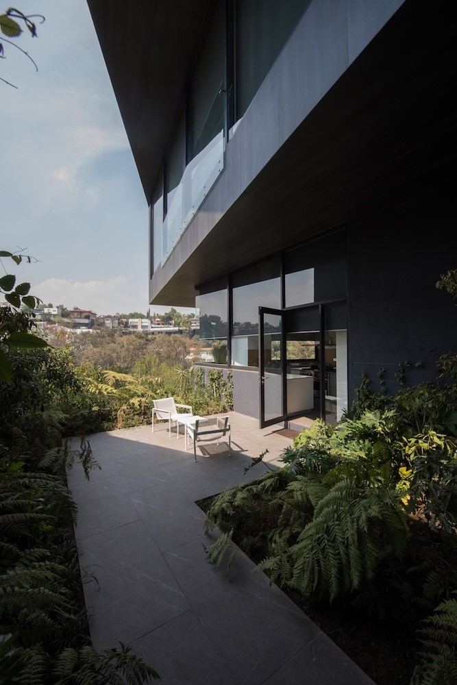 墨西哥城折叠空间豪宅，融入自然的线性设计-19