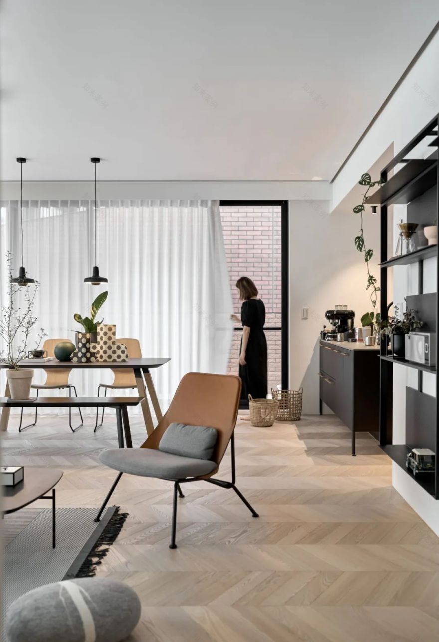 现代黑白灰搭配的北欧风住宅丨工作室-23
