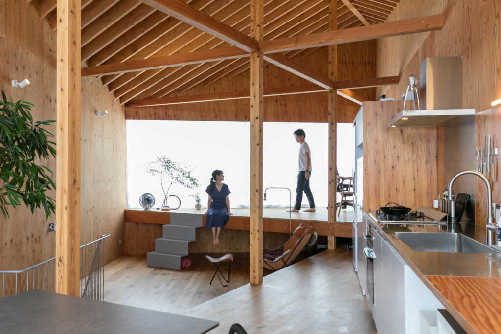 天井高５メートルの大開口斜めに架かった天井の棟木。シンプルかつ大胆なデザインの家 | Architecture | 100%LiFE-0