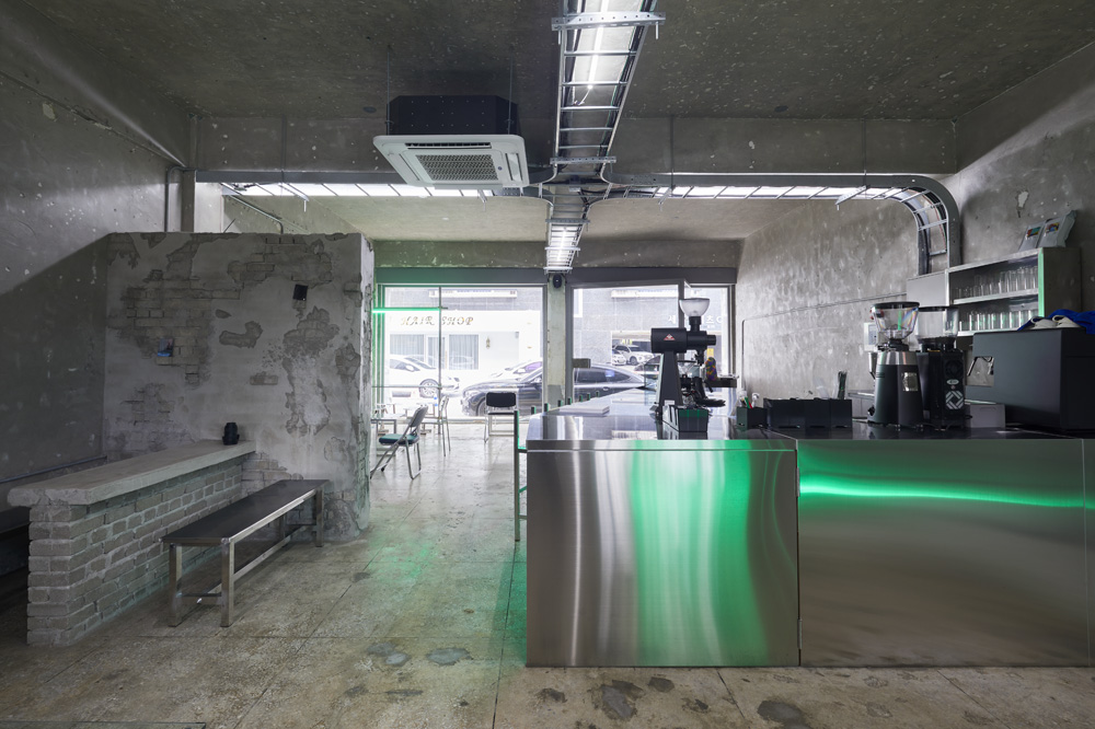 照明点亮的工业风咖啡厅设计-4